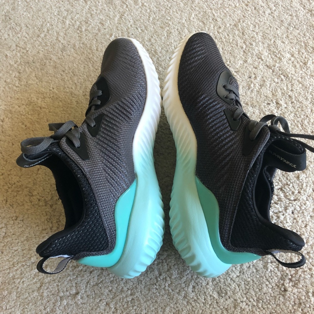 Women’s Adidas Tennis Shoes: Size 7.5